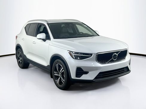 Used 2023 Volvo XC40 B5 Core w/ Climate Package AWD/4WD image 3