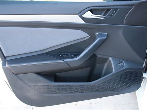 Certified 2025 Volkswagen Jetta SE image 13