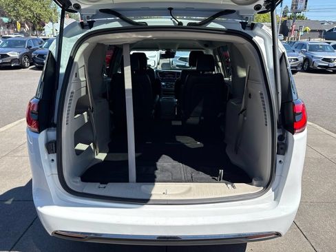 Used 2022 Chrysler Pacifica Touring-L FWD image 32