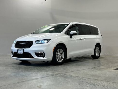 Used 2023 Chrysler Pacifica Touring-L FWD image 2