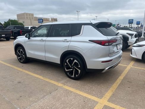 Used 2022 Mitsubishi Outlander SE image 2