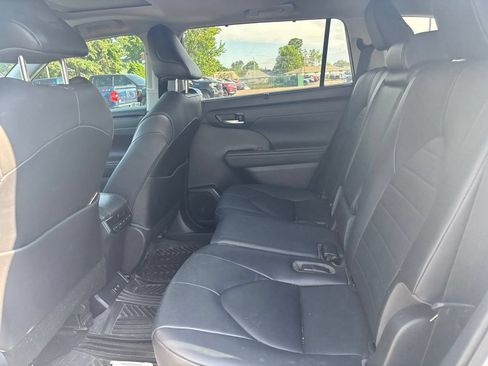 Used 2020 Toyota Highlander XLE FWD image 6