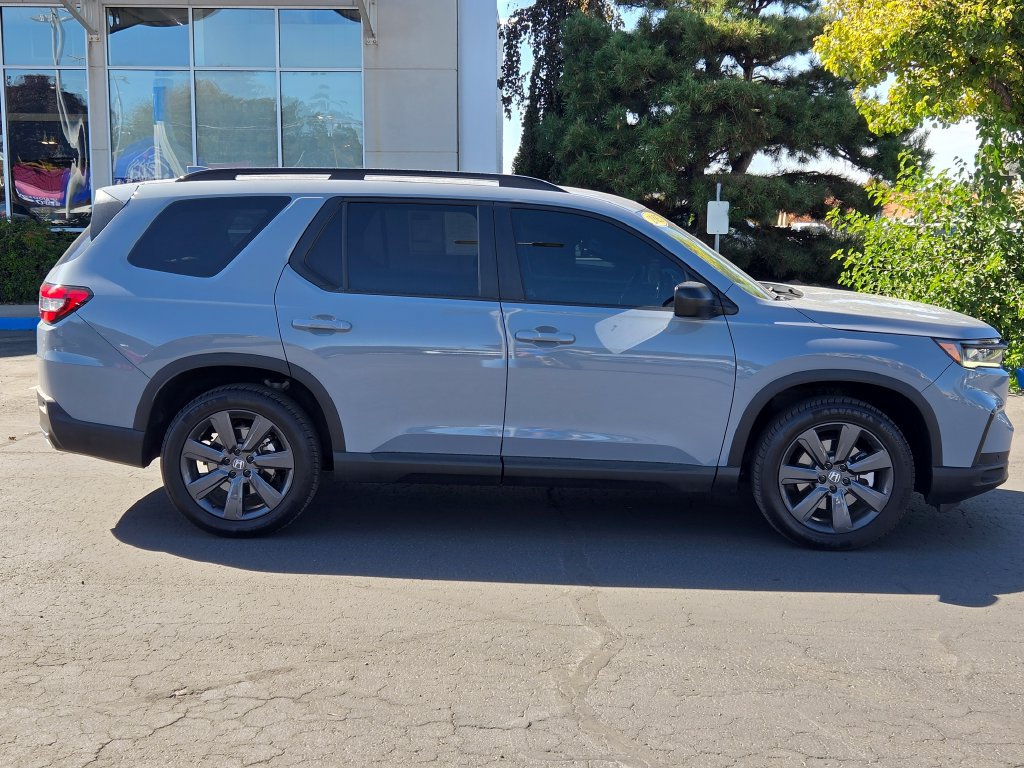Used 2025 Honda Pilot Sport image 2
