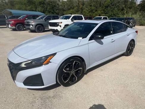 Used 2023 Nissan Altima 2.5 SR w/ SR Premium Package FWD image 4