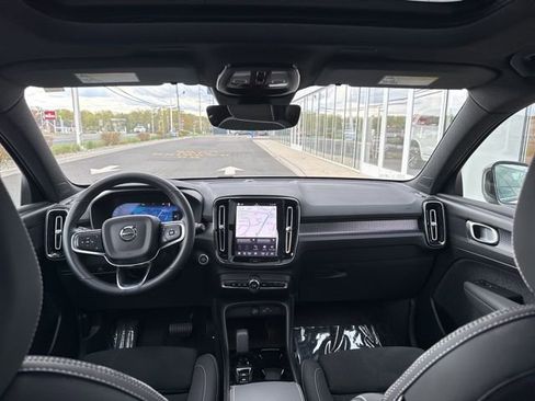 Certified 2025 Volvo XC40 B5 Plus AWD/4WD image 18