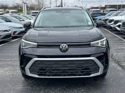 Used 2025 Volkswagen Taos SE image 2