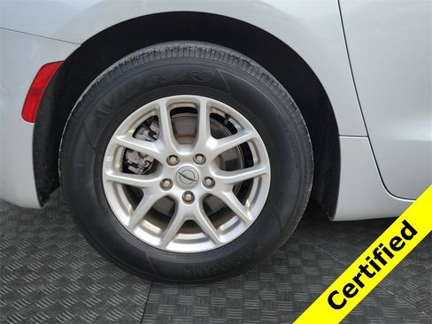 Certified 2024 Chrysler Pacifica Touring-L image 7