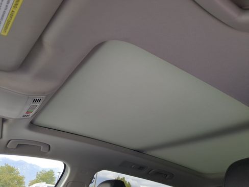 Used 2022 Volkswagen Tiguan SE w/ Panoramic Sunroof Package AWD/4WD image 18