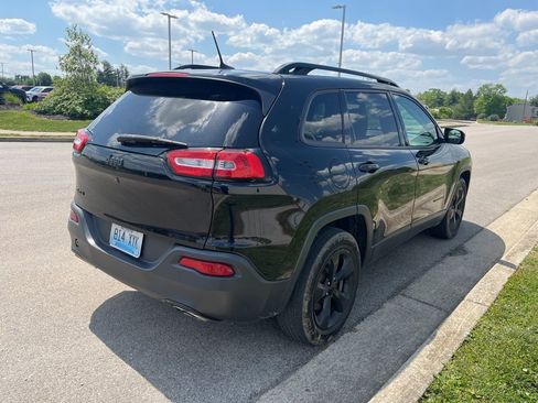 Used 2018 Jeep Cherokee Latitude w/ Altitude Package AWD/4WD image 3