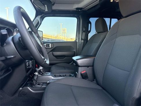 Used 2023 Jeep Gladiator Willys image 7