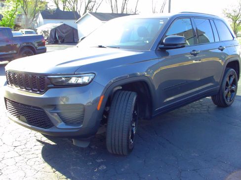 Used 2023 Jeep Grand Cherokee Altitude AWD/4WD image 3