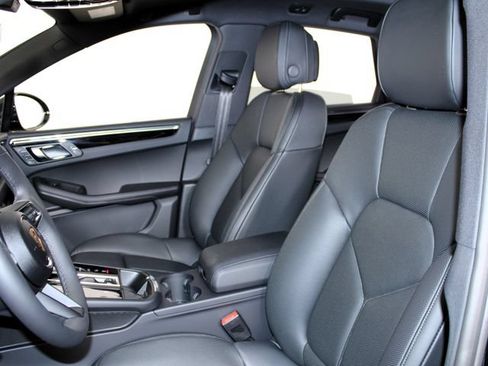 Certified 2025 Porsche Macan AWD/4WD image 18