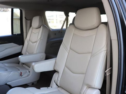 Used 2019 Cadillac Escalade ESV Premium Luxury image 23