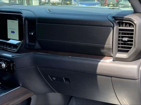 Used 2024 GMC Sierra 1500 SLT w/ SLT Premium Plus Package AWD/4WD image 18