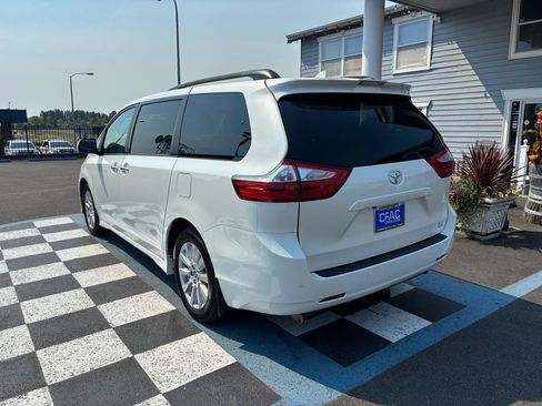 Used 2019 Toyota Sienna AWD image 3