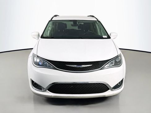 Used 2018 Chrysler Pacifica Touring-L FWD image 2