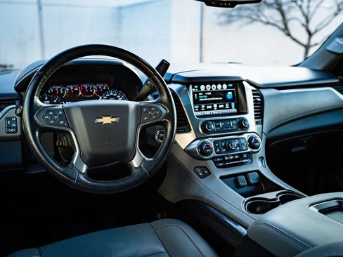 Used 2019 Chevrolet Suburban LT image 4