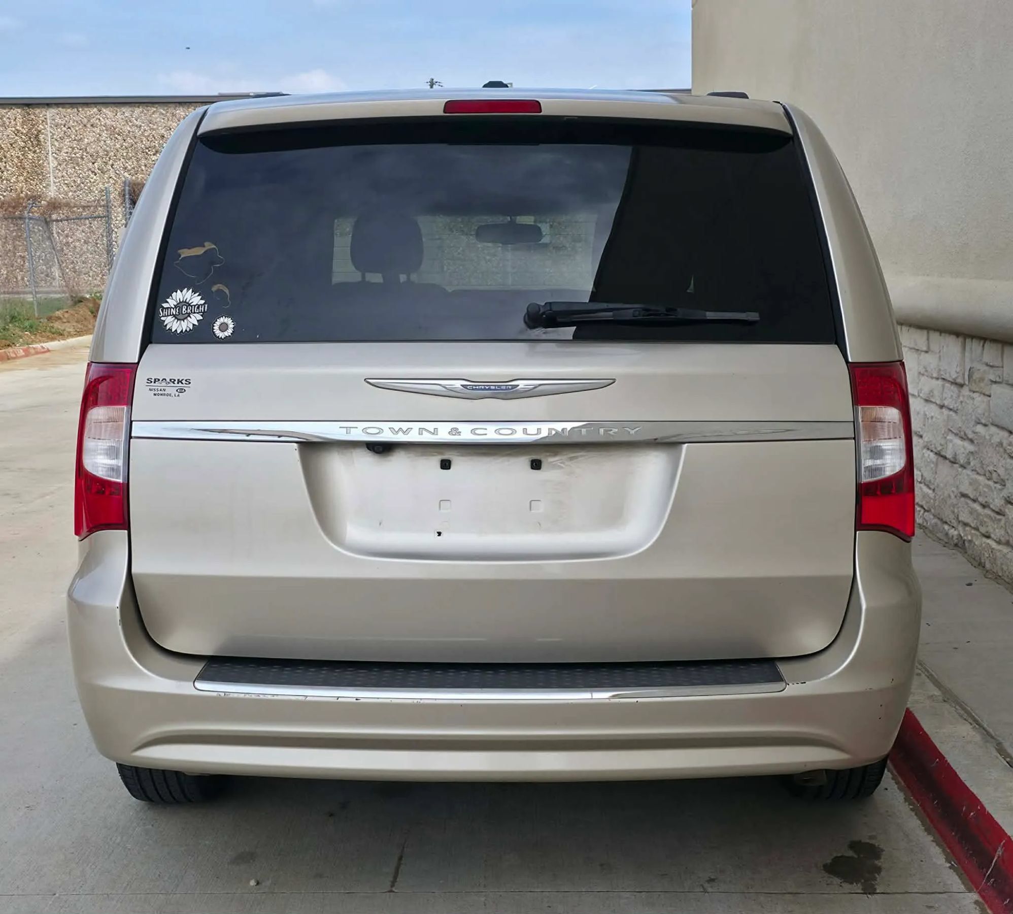 Used 2014 Chrysler Town & Country Touring FWD image 2