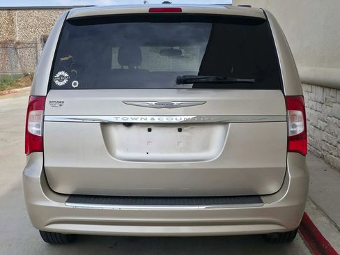 Used 2014 Chrysler Town & Country Touring image 2