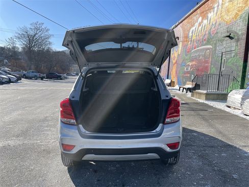 Used 2022 Chevrolet Trax LT w/ LT Convenience Package image 13