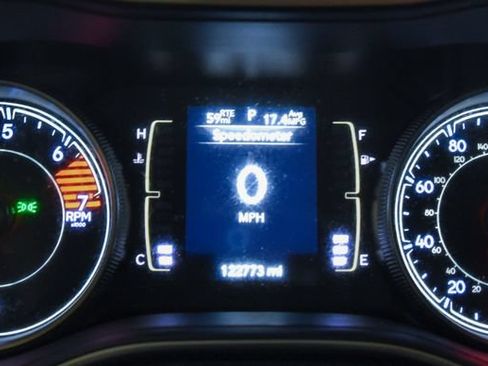 Used 2019 Jeep Cherokee Latitude Plus w/ Cold Weather Group FWD image 25