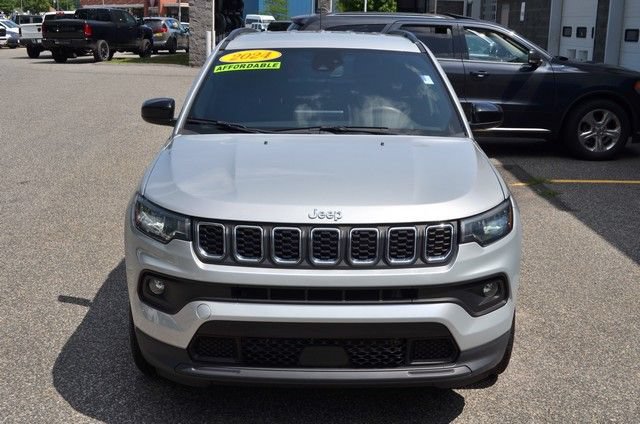 Used 2024 Jeep Compass Latitude AWD/4WD image 3