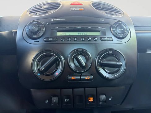 Used 2009 Volkswagen Beetle Coupe FWD image 21