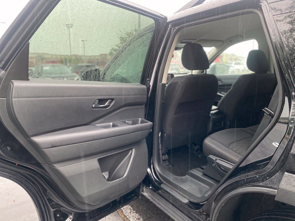 Used 2025 Nissan Pathfinder SV FWD image 26