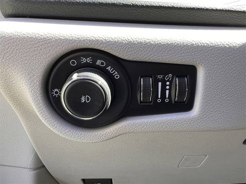 Used 2024 Chrysler Pacifica Touring-L image 32