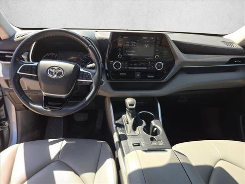 Used 2021 Toyota Highlander XLE FWD image 17
