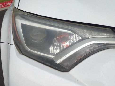 Used 2018 Toyota RAV4 XLE FWD image 8