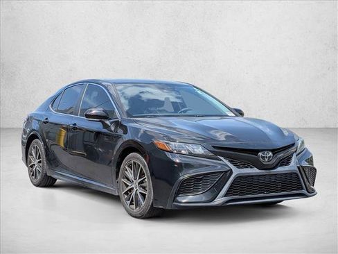 Used 2022 Toyota Camry SE w/ Convenience Package image 2