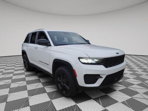 Used 2023 Jeep Grand Cherokee Altitude AWD/4WD image 3