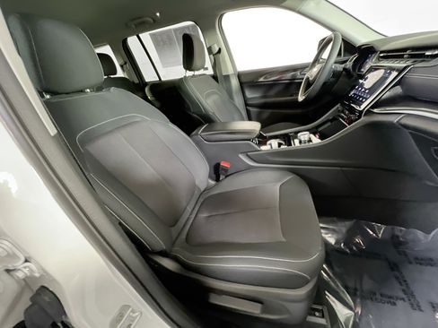 Used 2023 Jeep Grand Cherokee Laredo image 25