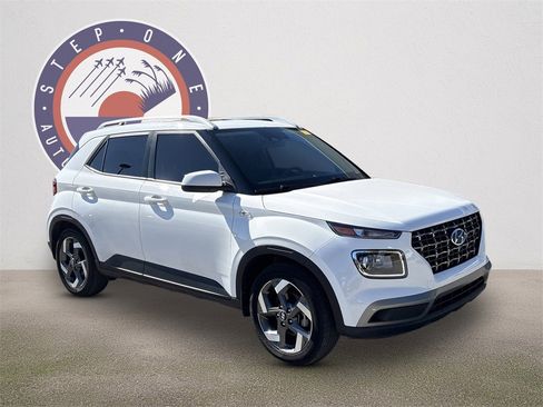 Used 2023 Hyundai Venue SEL image 2