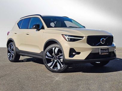 New 2025 Volvo XC40 B5 Plus w/ Climate Package