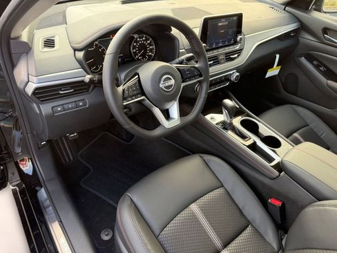 New 2025 Nissan Altima 2.5 SR image 4
