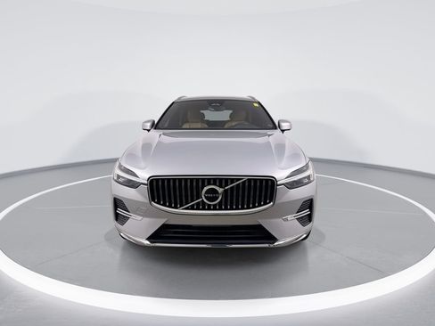 Used 2022 Volvo XC60 B5 Inscription FWD image 3