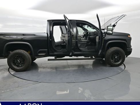 Used 2025 Chevrolet Silverado 2500 ZR2 w/ Technology Package image 3