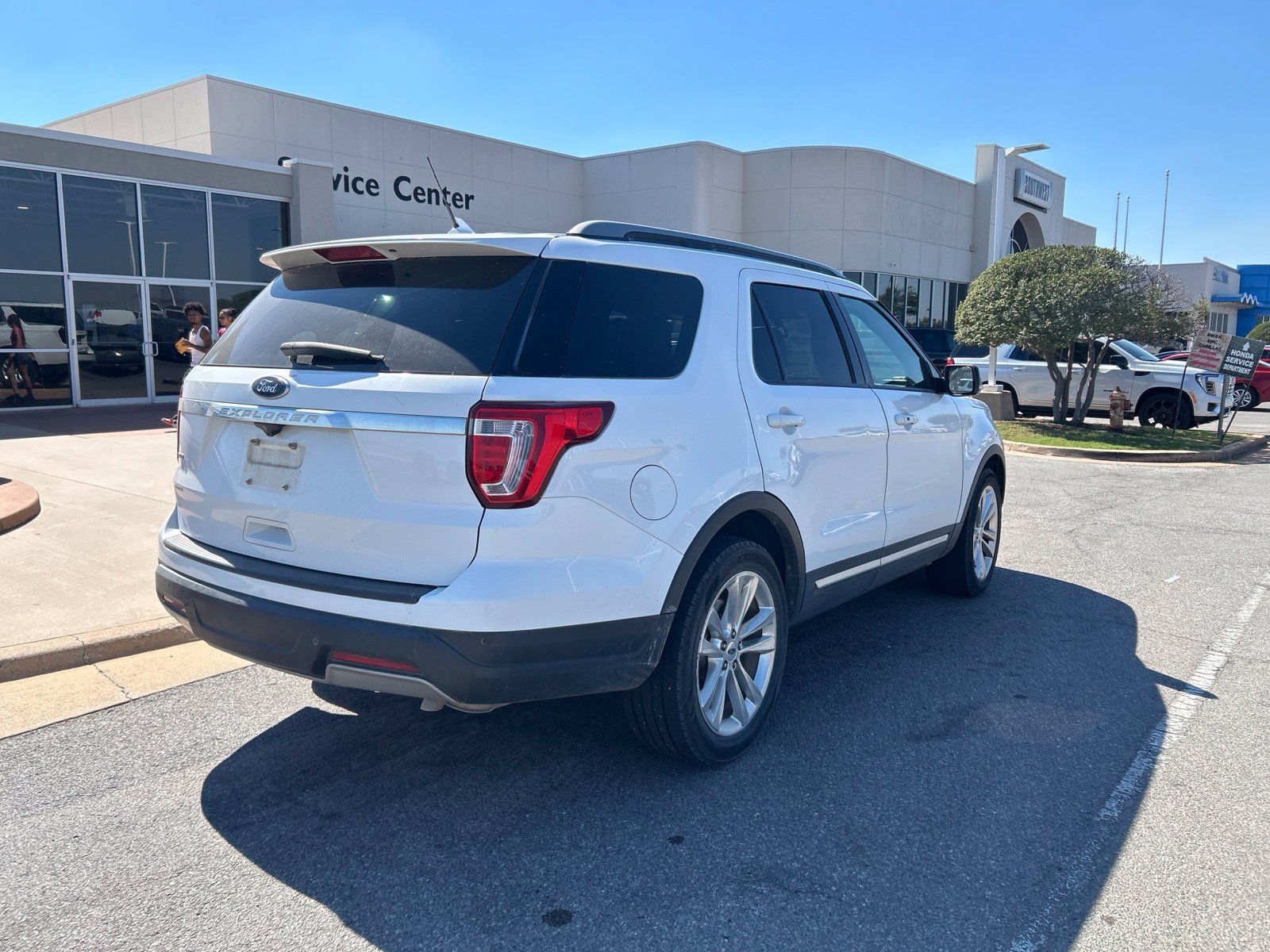 Used 2019 Ford Explorer XLT w/ Equipment Group 202A FWD image 5