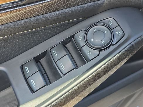 Used 2022 Chevrolet Traverse Premier image 18