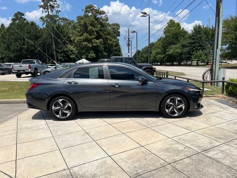 Used 2022 Hyundai Elantra Limited w/ Cargo Package FWD image 4