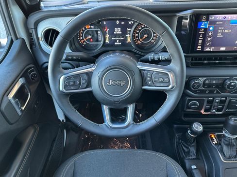 Used 2025 Jeep Wrangler Sahara image 14