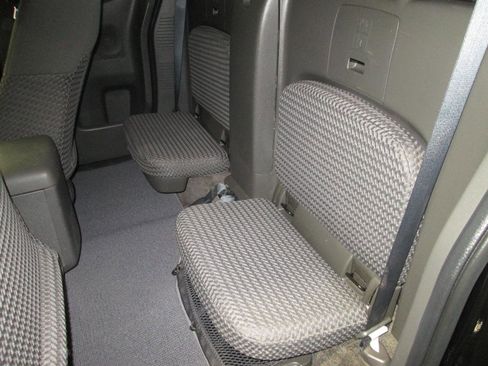 Used 2015 Nissan Frontier SV AWD/4WD image 28