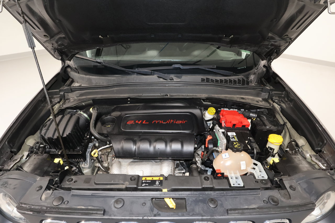 Used 2018 Jeep Renegade Latitude w/ Cold Weather Group AWD/4WD image 18