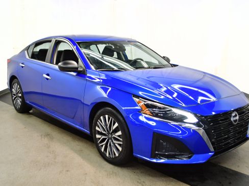 Used 2025 Nissan Altima 2.5 SV image 2