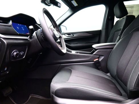 New 2025 Jeep Grand Cherokee Laredo X image 13