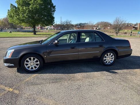 Used 2008 Cadillac DTS w/ Sun And Sound Package image 3