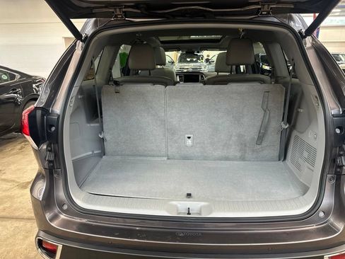 Used 2019 Toyota Highlander Limited Platinum w/ Carpet Mat Package (TMS) AWD/4WD image 33