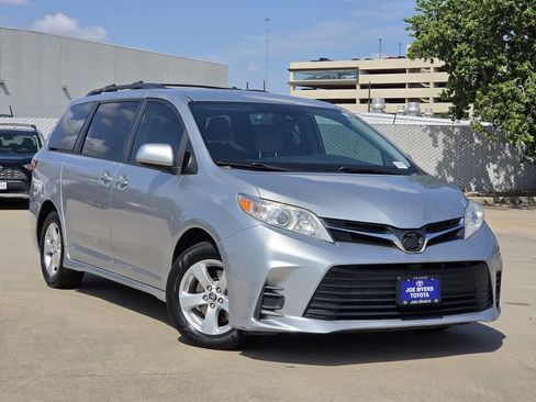 Used 2019 Toyota Sienna LE FWD image 2